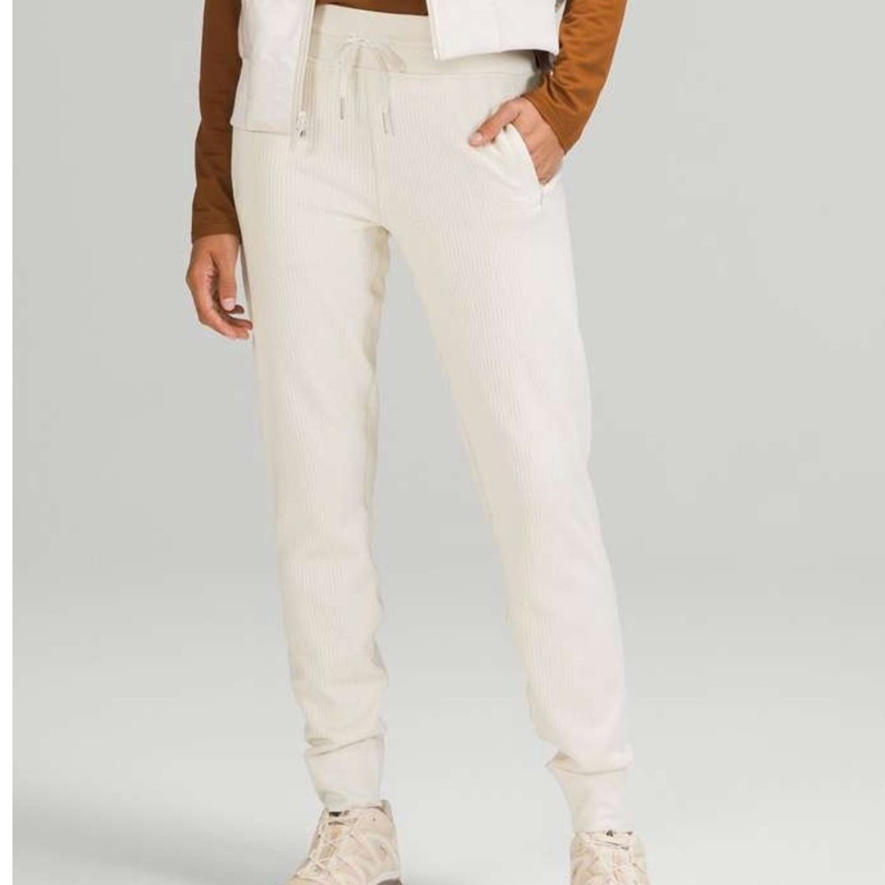 Lululemon Engineered Warmth High Rise Joggers Opal White Waffle Knit Size 4 Wool
